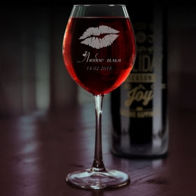 Бокал для вина с именной гравировкой Поцелуй (FN-4A)